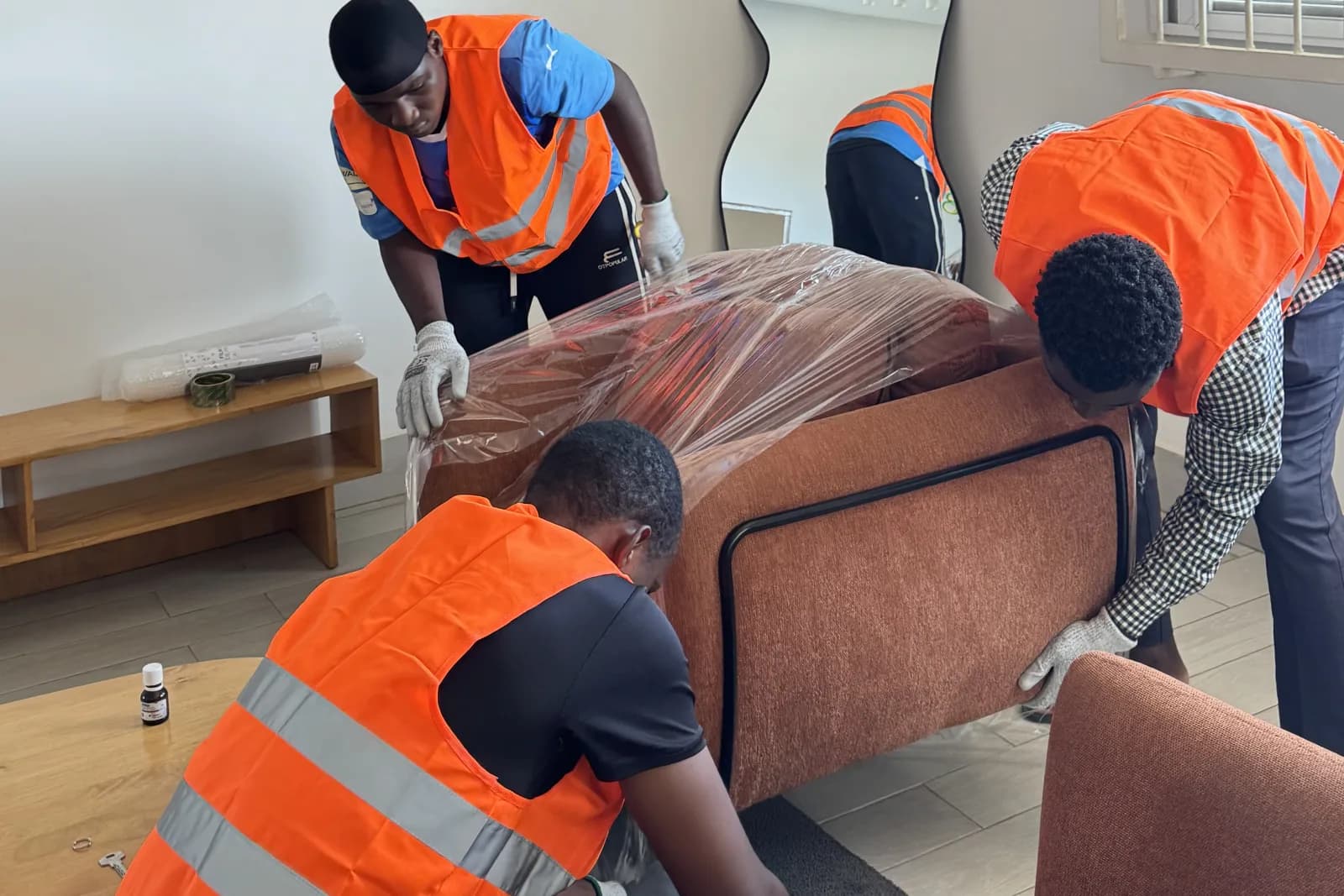 Équipe FlyttBox chargeant des cartons dans le camion à Cotonou