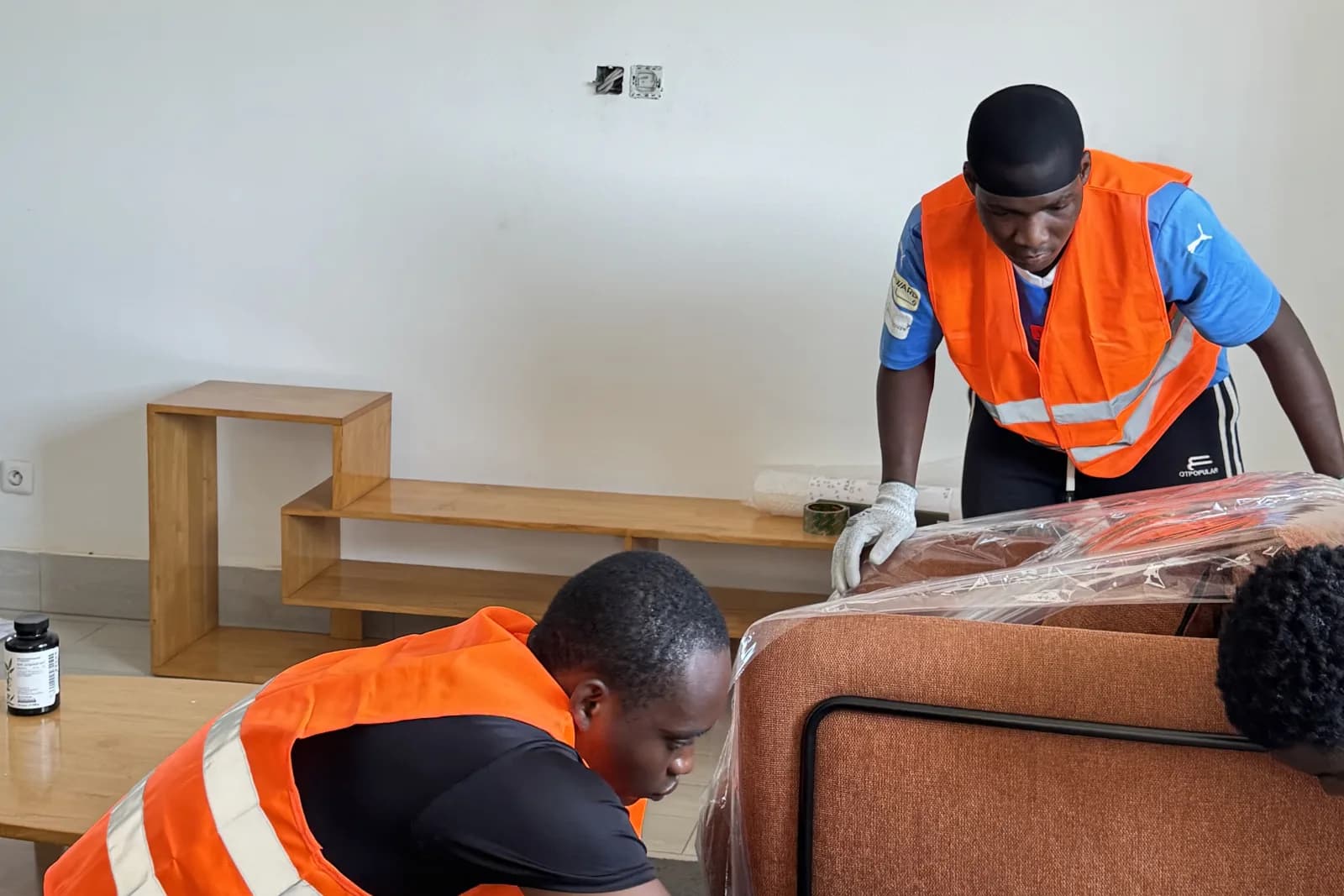 Équipe FlyttBox livrant des cartons chez une cliente à Cotonou
